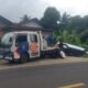 EVAKUASI: Petugas kepolisian mengevakuasi minibus Honda CR-V yang mengalami kecelakaan tunggal di Jalan Raya Palabuhanratu, Kecamatan Warungkiara, Kabupaten Sukabumi, Sabtu (17/1/2026). Foto: KARIMULLAH//INILAHSUKABUMI.COM
