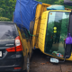 LAKALANTAS: Sebuah truk bermuatan kardus terguling dan menimpa mobil Daihatsu Xenia, menyebabkan arus lalu lintas sempat tersendat sebelum proses evakuasi dilakukan oleh petugas. Foto: Ist