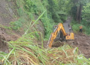 Longsor di Simpenan Sukabumi Lumpuhkan Akses Jalan Warga