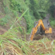 EVAKUASI: Nampak alat berat sedang mengevakuasi material longsor yang menutupi jalan Bagbagan-Mekarsih di Simpenan Sukabumi, Sabtu (10/1/2026). Sumber Foto: Istimewa