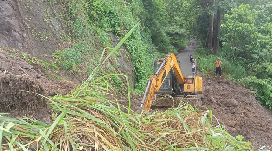 EVAKUASI: Nampak alat berat sedang mengevakuasi material longsor yang menutupi jalan Bagbagan-Mekarsih di Simpenan Sukabumi, Sabtu (10/1/2026). Sumber Foto: Istimewa