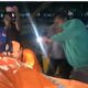 Petugas bersama warga mengevakuasi jasad pria yang ditemukan mengapung di perairan Pantai Cibuaya, Kecamatan Ciracap, Kabupaten Sukabumi, Selasa (20/1/2026) malam. Identitas korban baru diketahui setelah proses identifikasi di RSUD Jampang Kulon. Foto: Istimewa