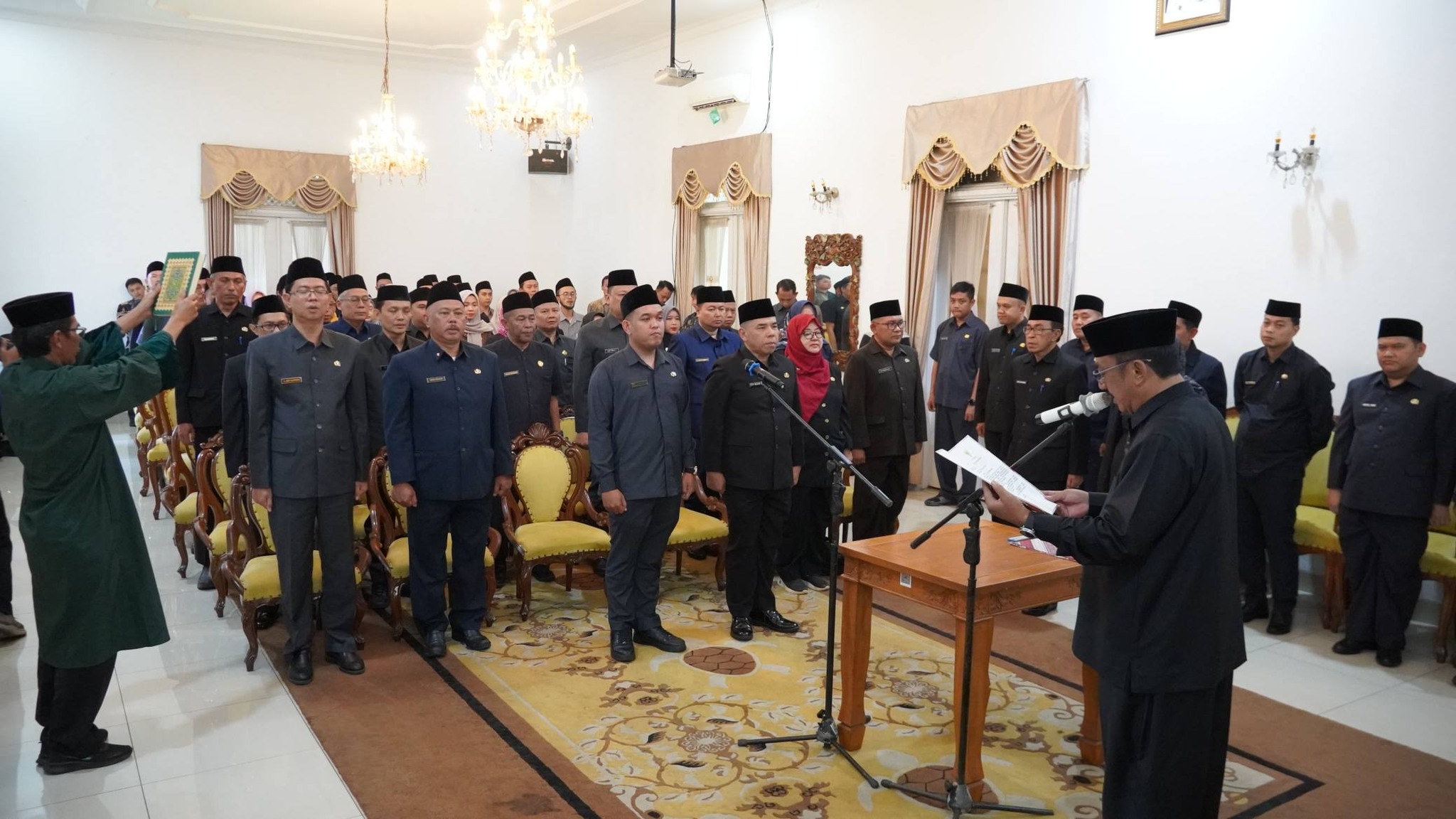 KHIDMAT: Suasana pengukuhan dan pengambilan sumpah janji pejabat manajerial Pemerintah Kabupaten Sukabumi di Pendopo Sukabumi, Kamis (8/1/2026). FOTO: DOKPIM. PEMKAB SUKABUMI