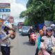 UJI COBA: Petugas Satlantas Polres Sukabumi melakukan uji coba E-TLE Mobile Handheld dengan merekam pelanggaran lalu lintas di Simpang Tiga Cikidang, Kabupaten Sukabumi, Jumat (16/1/2026) kemarin. Foto: Istimewa