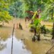 Sawah warga di Desa Kertamukti, Kecamatan Warungkiara, Kabupaten Sukabumi, terendam air luapan bendungan PLTMH hingga tak lagi bisa digarap dan mengancam mata pencaharian petani. Foto: KARIMULLAH/INILAHSUKABUMI.COM