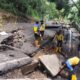 Sejumlah petugas BMPR Jabar, saat berupaya memperbaiki ruas Jalan Provinsi Nyalindung - Sagaranten, tepatnya di Kampung Buniayu, RT 02 dan RT 03/RW 06, Desa Kertaangsana, Kecamatan Nyalindung, Kabupaten Sukabumi. Ft: Ist