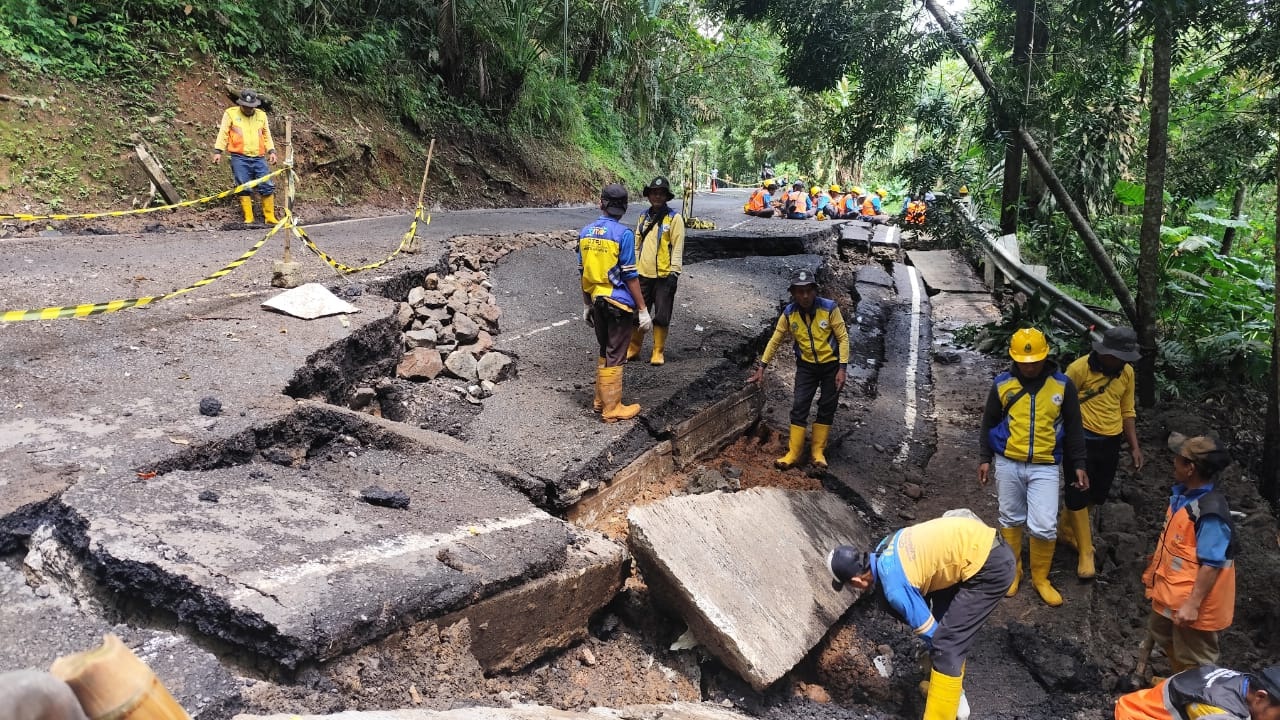Sejumlah petugas BMPR Jabar, saat berupaya memperbaiki ruas Jalan Provinsi Nyalindung - Sagaranten, tepatnya di Kampung Buniayu, RT 02 dan RT 03/RW 06, Desa Kertaangsana, Kecamatan Nyalindung, Kabupaten Sukabumi. Ft: Ist