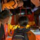 Tim SAR gabungan saat mengevakuasi jasad wisatawan asal Bogor yang ditemukan di perairan Pantai Pajagan, Kecamatan Cisolok, Kabupaten Sukabumi, usai tiga hari pencarian akibat terseret ombak di Pantai Sunset. Foto: Istimewa
