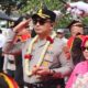 AKBP Sentot Kunto Wibowo memberi hormat saat prosesi penyambutan sebagai Kapolres Sukabumi Kota, disaksikan jajaran Polri dan Bhayangkari. Foto: Istimewa