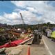 Aktivitas proyek perbaikan Jembatan Pamuruyan di Kecamatan Cibadak, Kabupaten Sukabumi, yang berdampak pada terganggunya akses jalan warga menuju Masjid Alhuda. Foto: IDAM//INILAHSUKABUMI.COM