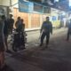 Polisi bersama warga membubarkan sekelompok remaja di Jalan Nagrak–Cibadak, Kabupaten Sukabumi, Jumat (20/2/2026) dini hari. Foto: istimewa