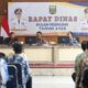 Dalam arahannya di Pendopo Sukabumi, Jumat (13/02/2026), Bupati Asep Japar menegaskan bahwa pengendalian harga sembako menjadi prioritas utama menjelang Ramadan dan Idulfitri guna menekan laju inflasi daerah. Foto: Humas Pemkab Sukabumi