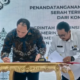 TERIMA ASET: Bupati Sukabumi, Asep Japar saat menandatangani naskah perjanjian dan berita acara serah terima hibah Barang Milik Negara (BMN) dari Komisi Pemberantasan Korupsi (KPK) RI, Rabu (11/2/2026). Foto: Dokpim Pemkab Sukabumi