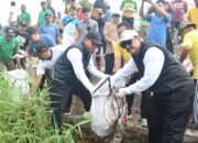 Ketika Bupati dan Wakilnya Kompak Bersih-bersih Pantai Sukabumi