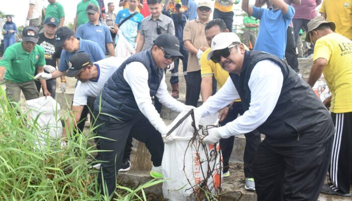 Ketika Bupati dan Wakilnya Kompak Bersih-bersih Pantai Sukabumi