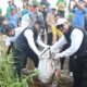 Bupati Sukabumi, Asep Japar bersama Wakilnya Andreas kompak memungut sampah saat memimpin aksi bersih-bersih pantai di kawasan Alun-alun Gadobangkong, Palabuhanratu, Kabupaten Sukabumi, Rabu (18/2/2026). Foto: Humas Pemkab Sukabumi