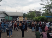 Tuntut THR Dibayar Full, Ribuan Buruh PT Muara Tungal Gelar Aksi Unjuk Rasa