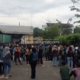 Ribuan buruh PT Muara Tunggal yang tergabung dalam Serikat Pekerja Nasional menggelar aksi unjuk rasa di halaman pabrik, Kecamatan Cibadak, Kabupaten Sukabumi, Rabu (18/2/2026). Foto: DEDE WAHYUDI/INILAHSUKABUMI.COM