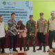 Peresmian Dapur SPPG Tinang Ka Asih di Kecamatan Bantargadung, Kabupaten Sukabumi, Kamis (5/2/2026), ditandai dengan penyerahan simbolis makanan bergizi kepada siswa. Foto: KARIMULLAH/INILAHSUKABUMI.COM