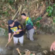 Camat Cibadak, Mulyadi saat memimpin warga kerjabakti di Bendungan Cikolawing, Kelurahan Cibadak, Kabupaten Sukabumi, Jumat (6/2/2026). Foto: Istimewa