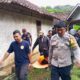 Petugas gabungan mengevakuasi seorang ODGJ di Desa Nagrak Utara, Kecamatan Nagrak, Kabupaten Sukabumi, secara humanis untuk dirujuk ke rumah sakit jiwa guna mendapatkan penanganan medis lanjutan. Foto: Istimewa
