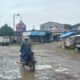 RUSAK PARAH: Akses jalan pasar Cigombong Warungkiara rusak parah, padahal selama pasar ini berdiri, Pemda Kabupaten Sukabumi menarik retribusi dari pedagang. Foto: Karimullah//INILAHSUKABUMI.COM