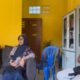 MENYESAL: Ruslandi (kana), guru di Kecamatan Sukalarang, Kabupaten Sukabumi, menyampaikan klarifikasi dan permintaan maaf terkait video yang viral, Jumat (6/2/2026) kemarin. Foto: istimewa