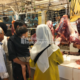 Harga daging sapi dan ayam potong di Pasar Semi Modern Cibadak, Kabupaten Sukabumi, mengalami kenaikan signifikan pada Selasa (17/2/2026). Foto: KARIMULLAH//INILAHSUKABUMI.COM