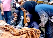 Ketika Tangis Ibu Kandung NS Pecah di Depan Keranda Mayat
