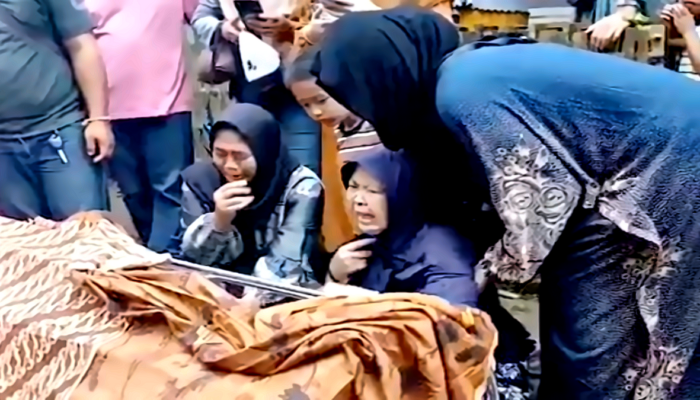Ketika Tangis Ibu Kandung NS Pecah di Depan Keranda Mayat