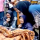 Tangis Lisnawati pecah saat berada di dekat keranda jenazah putranya, NS (12), di Kecamatan Jampangkulon, Kabupaten Sukabumi. Foto: Istimewa