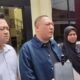 Ibu kandung korban, Lisnawati, melalui kuasa hukumnya, Krisna Murti, resmi melaporkan ayah kandung korban, Anwar Satibi (AS), ke Polres Sukabumi, Selasa (24/2/2026). Foto: Istimewa