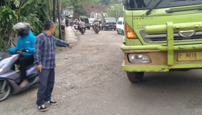 Jalan Nasional di Perlintasan Sekarwangi Sukabumi Rusak Parah, Ibu Hamil Terjatuh