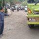 Kondisi jalan nasional di sekitar Jembatan Cibatu, Desa Sekarwangi, Kabupaten Sukabumi, rusak parah dan membahayakan pengendara, terutama pengguna sepeda motor. Foto: KARIMULLAH//INILAHSUKABUMI.COM