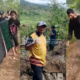 Kepala Desa Bantargadung, Uus Amrullah, mengakui kondisi jalan rusak di Kampung Cibening, Desa Bantargadung, Kecamatan Bantargadung, Kabupaten Sukabumi, telah lama dan hingga kini belum mendapatkan perbaikan. Foto: Tangkapan layar video warga