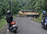 Colt Diesel Terbalik di Tanjakan Cisarakan Sukabumi, Begini Kronologisnya