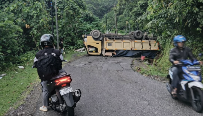 Colt Diesel Terbalik di Tanjakan Cisarakan Sukabumi, Begini Kronologisnya