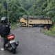 Sebuah truk Colt Diesel terguling dan melintang di tanjakan Cisarakan, Desa Citepus, Kecamatan Palabuhanratu, Kabupaten Sukabumi, Sabtu (14/2/2026) pagi. Foto: Istimewa
