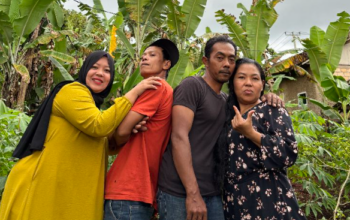 Lastri Sulastri bersama keluarga saat proses produksi konten di Desa Tenjojaya, Kecamatan Cibadak, Kabupaten Sukabumi. Foto: Istimewa
