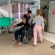 KORBAN OTK: Salah satu korban serangan brutal OTK di Cibadak Sukabumi saat mendapat penanganan medis di RSUD Sekarwangi, Minggu (1/2/2026). Foto: Istimewa