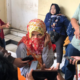 Salah satu orang tua korban berinisial EY (55) saat memberikan keterangan kronologi awal terungkapnya kasus dugaan pelecehan seksual oknum guru ngaji di Cicantayan Sukabumi yang kini tengah didampingi Lembaga Bantuan Hukum (LBH) Pro Ummat. Foto: For INILAHSUKABUMI.COM