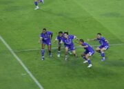 Persib Bandung unggul 1-0 atas Malut United di babak pertama Super League 2025/2026 setelah Thom Haye mencetak gol penalti di Stadion GBLA. Sumber Foto: Persib.co.id