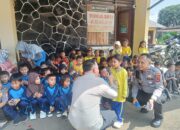Program Polisi Sahabat Anak Polsek Cibadak menghadirkan edukasi yang hangat dan humanis, memperkenalkan tugas kepolisian kepada anak-anak PAUD melalui kegiatan interaktif di Mapolsek Cibadak, Kabupaten Sukabumi. Foto: IDAM//INILAHSUKABUMI.COM