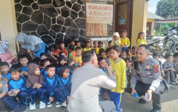 Program Polisi Sahabat Anak Polsek Cibadak menghadirkan edukasi yang hangat dan humanis, memperkenalkan tugas kepolisian kepada anak-anak PAUD melalui kegiatan interaktif di Mapolsek Cibadak, Kabupaten Sukabumi. Foto: IDAM//INILAHSUKABUMI.COM
