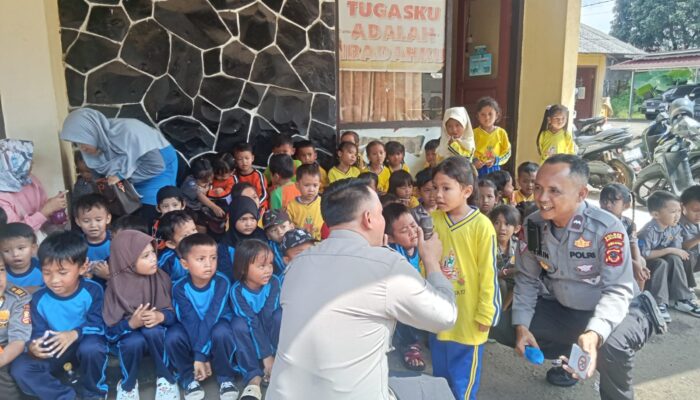 Polsek Cibadak Sukabumi Edukasi Puluhan Anak PAUD