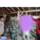 JANGAN DITIRU: Petugas kepolisian bersama aparat TNI dan warga melakukan olah TKP di lokasi penemuan pria yang meninggal dunia dalam kondisi tergantung di wilayah Kecamatan Warungkiara, Kabupaten Sukabumi, Minggu (1/2/2026). Foto: KARMULLAH/INILAHSUKABUMI.COM