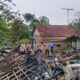 Jajaran Polres Sukabumi saat mengecek kondisi rumah Ma Kiki di Kampung Ciawi, RT 04 RW 04, Desa Bantarkalong, Kecamatan Warungkiara yang mengalami kebakaran dan mendapat program Rutilahu dari apparat kepolisian. Foto: KARIMULLAH/INILAHSUKABUMI.COM