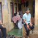 Petugas Penanggulangan Bencana Kecamatan (P2BK) bersama warga meninjau kondisi rumah yang mengalami kerusakan akibat pergeseran tanah di Kampung Cijambe RT 05 RW 07, Desa Bantargadung, Kecamatan Bantargadung, Kabupaten Sukabumi, Jumat (27/2/2026). Foto: Dok. P2BK Bantargadung