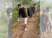 Viral di Medsos, Warga Bantargadung Tandu Pasien Gegara Jalan Rusak