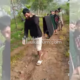 Warga Kampung Cibening, Desa Bantargadung, Kecamatan Bantargadung, Kabupaten Sukabumi, terpaksa menggotong seorang pasien menggunakan tandu tradisional akibat kondisi jalan rusak parah. Foto: Tangkapan layar video warga